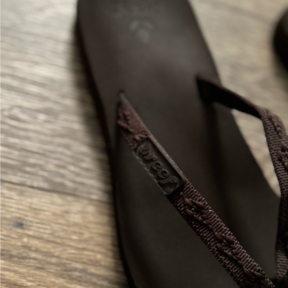 Reef Women’s chocolate brown size 7 sandals - Picture 3 of 4